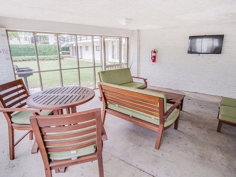 547 S Perry St — Photo 15