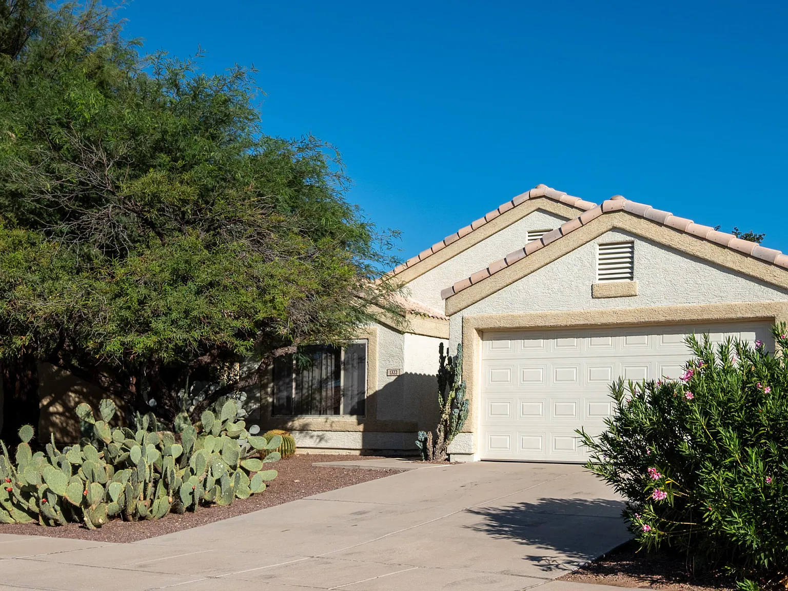 4 bed, 2.0 bath, 1621 sqft, $2,295 — Photo 2