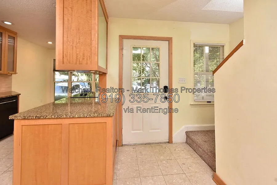 3 bed, 2.0 bath, 1600 sqft, $2,300 — Photo 2