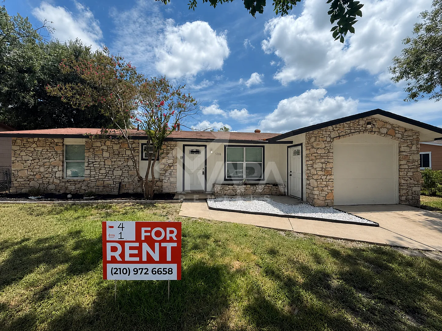 4 bed, 873 sqft, $1,900 — Photo 1