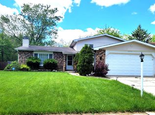 22736 Lakeshore Dr, Richton Park, IL 60471