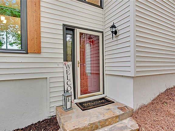 3rd image of 2437 Kingsley Dr NE