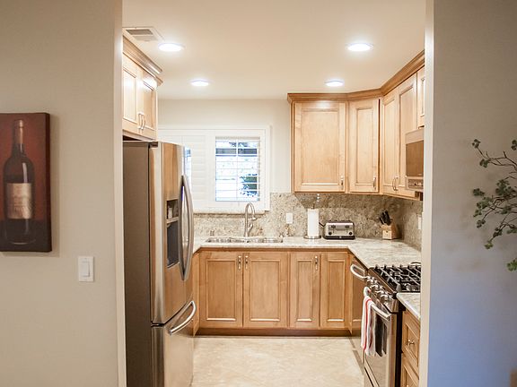5th image of 815 Endicott Dr