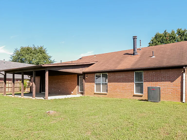 6935 Amanda Dr N — Photo 16