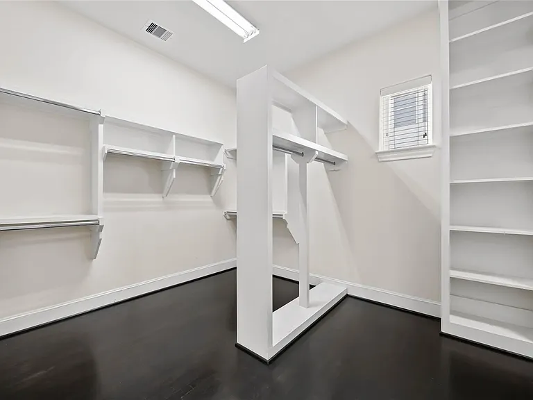 1104 Thompson St — Photo 16
