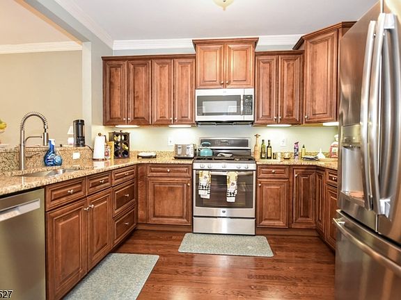 4th image of 5208 Veterans Dr