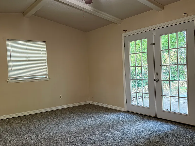 1004 Hampton Dr — Photo 6