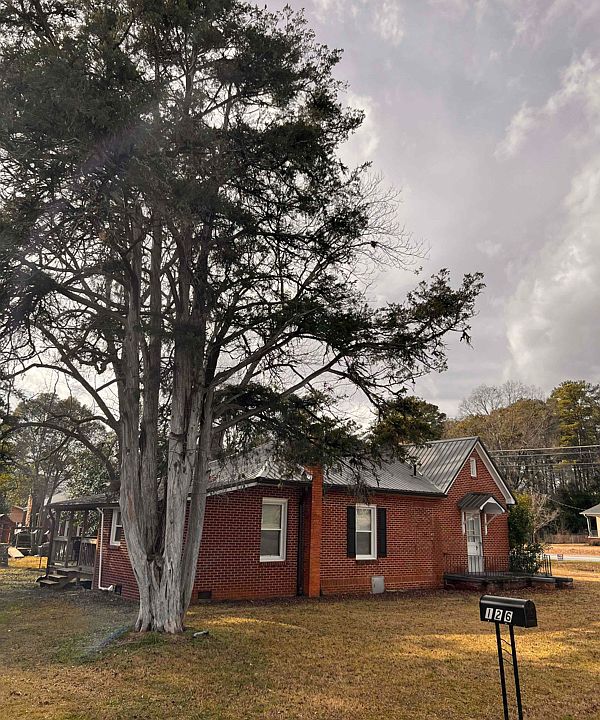 1st image of 126 Laurel Ave E