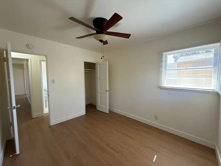 320-358 S Clark St — Photo 15