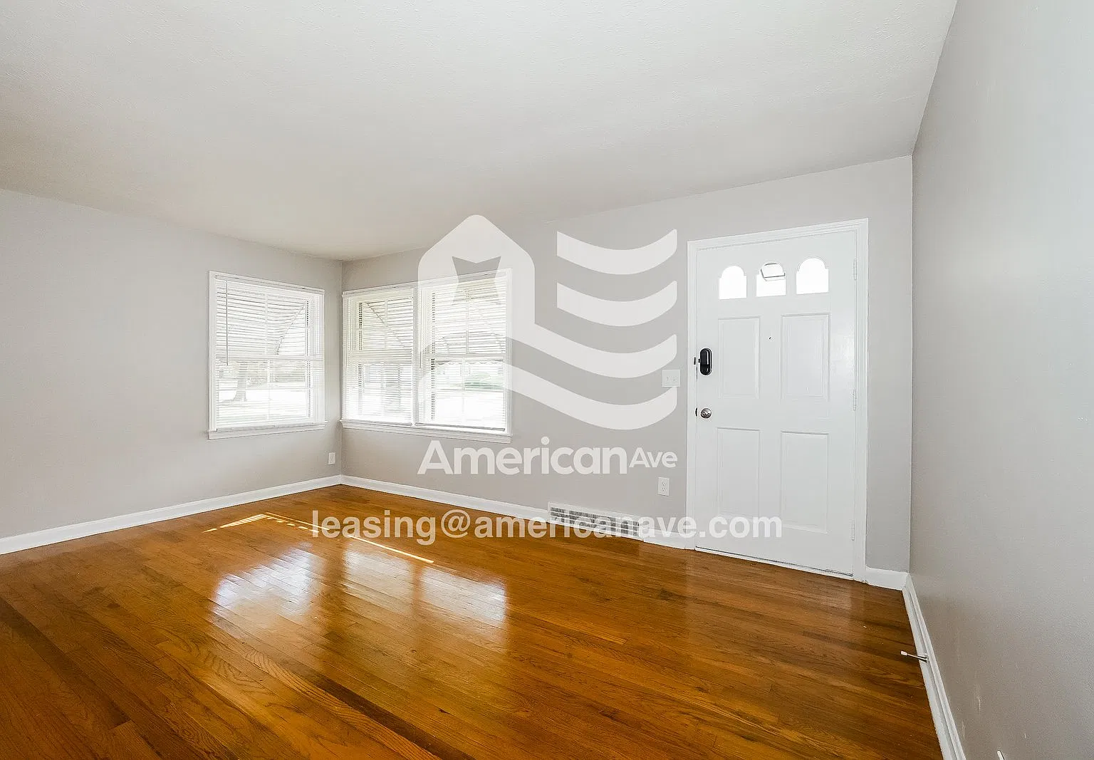 3 bed, 1.0 bath, 1044 sqft, $1,497 — Photo 2