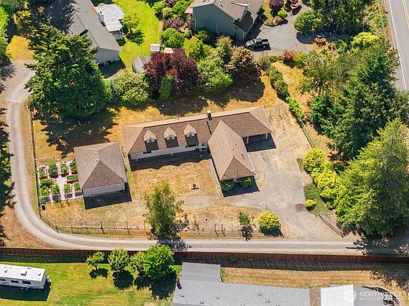4th image of 3512 SE Salmonberry Road