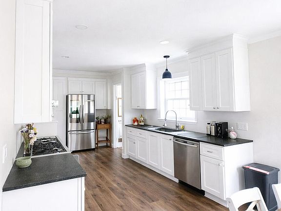 4th image of 808 Boulevard Dr N