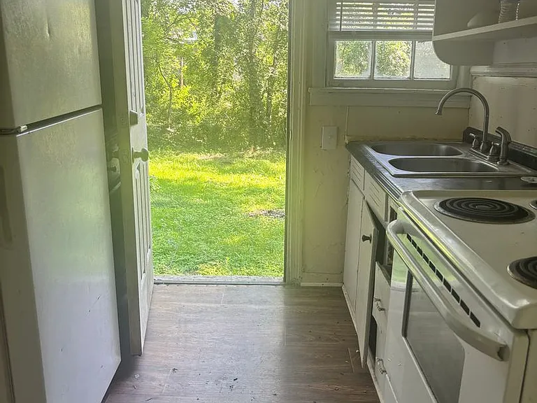 160 Ferguson Dr — Photo 3