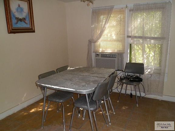 5th image of 390 E Landrum St
