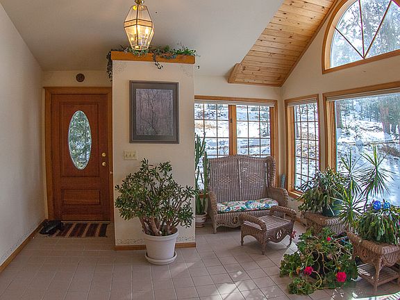 Sunroom - view east to entry