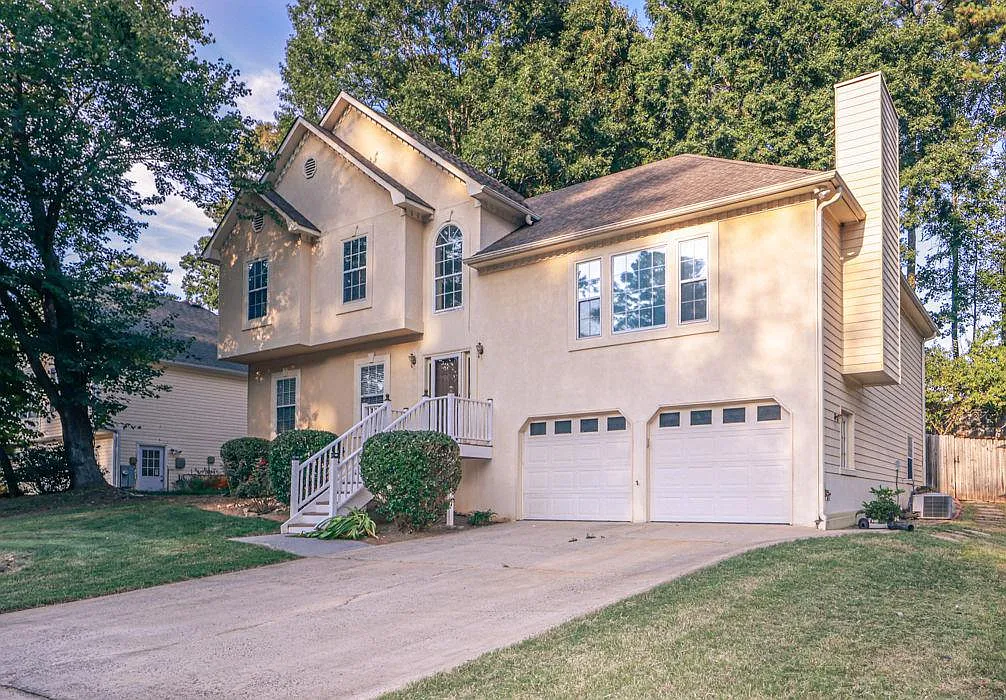 4 bed, 3.0 bath, 2275 sqft, $2,600 — Photo 2