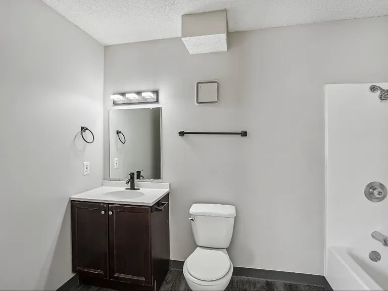 University Villa Apartments — Photo 24