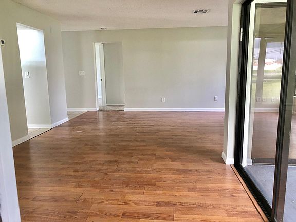 3rd image of 221 SW 34th Ter