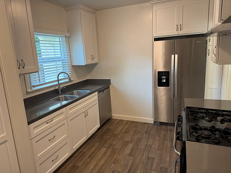 428 N Jackson St — Photo 5