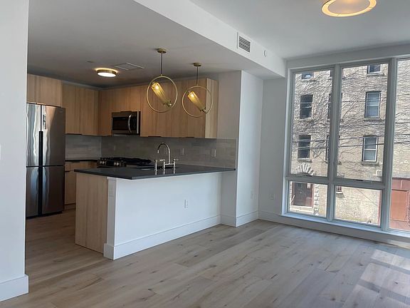 5th image of 348 Baldwin Ave #202