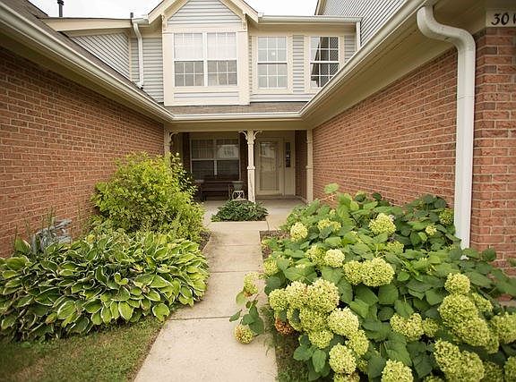 2nd image of 30W027 Mayfair Ct