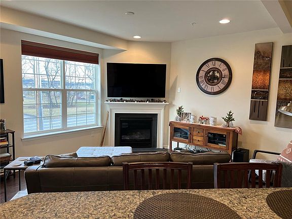 3rd image of 1528 Tarpan Ln S