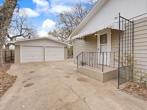 2nd image of 921 Manor Rd