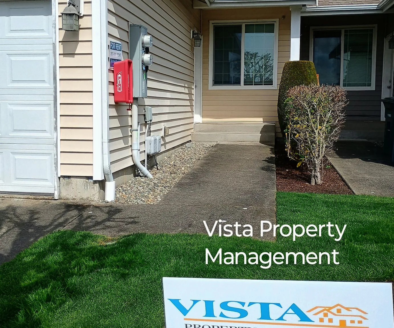 2 Bedroom 2.5 bath BIG Townhouse with garage - minutes from JBLM East Gate — Photo 1