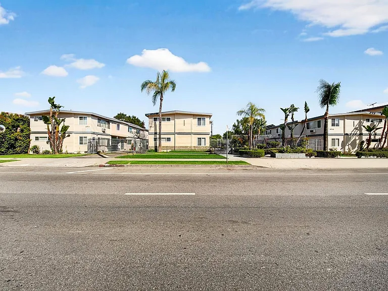 6944-6954 Coldwater Canyon Ave — Photo 3