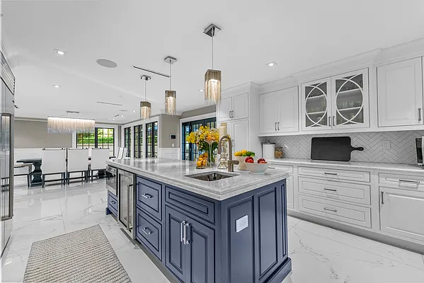 Sold by PRENDAMANO REAL ESTATE | media 19