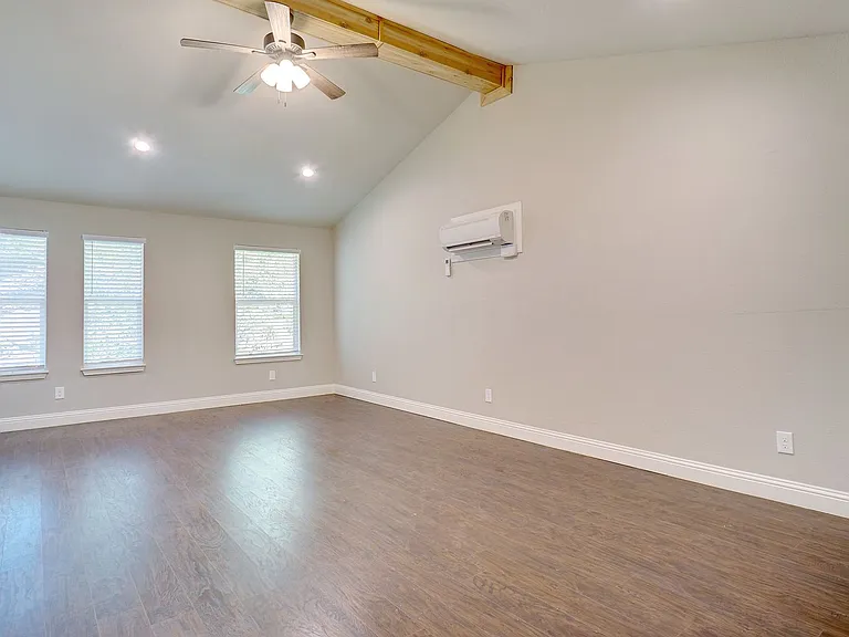 1511 Clover Ln. — Photo 5