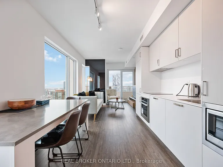 88 Queen St E — Photo 10