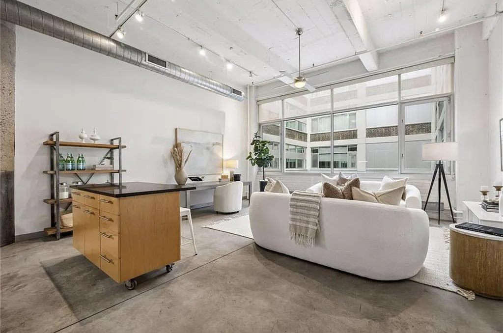 1 bed, 820 sqft, $2,100 — Photo 2