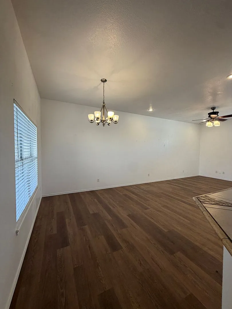 Very nice 3 bedroom 2 bath with garage — Photo 4