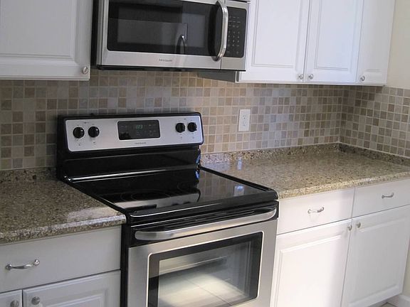 4th image of 2435 SW 22nd Ave #2020