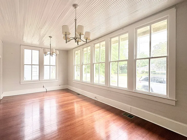 215 Versailles Blvd — Photo 2