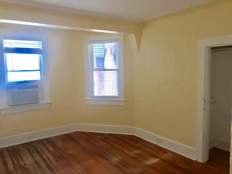 1112 Highland St N — Photo 6