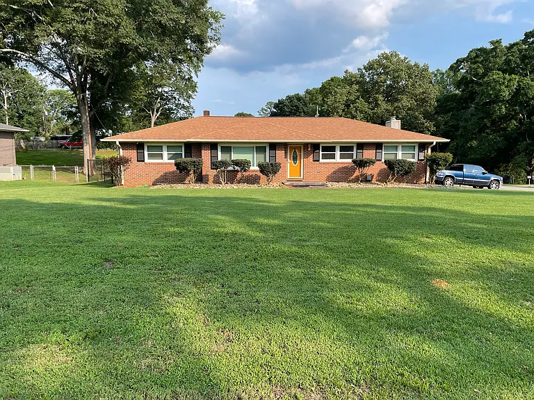 1000 Fairfield Dr — Photo 2