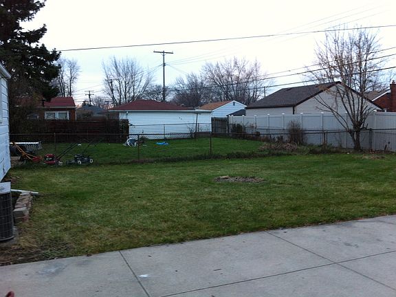 4th image of 28339 Groveland St