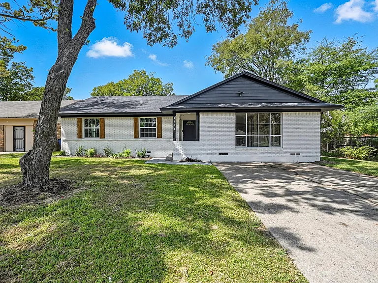 1927 Riverway Dr — Photo 1