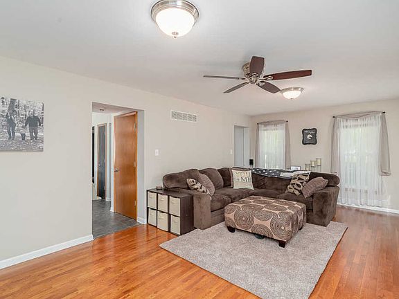 3rd image of 413 Mooney Dr
