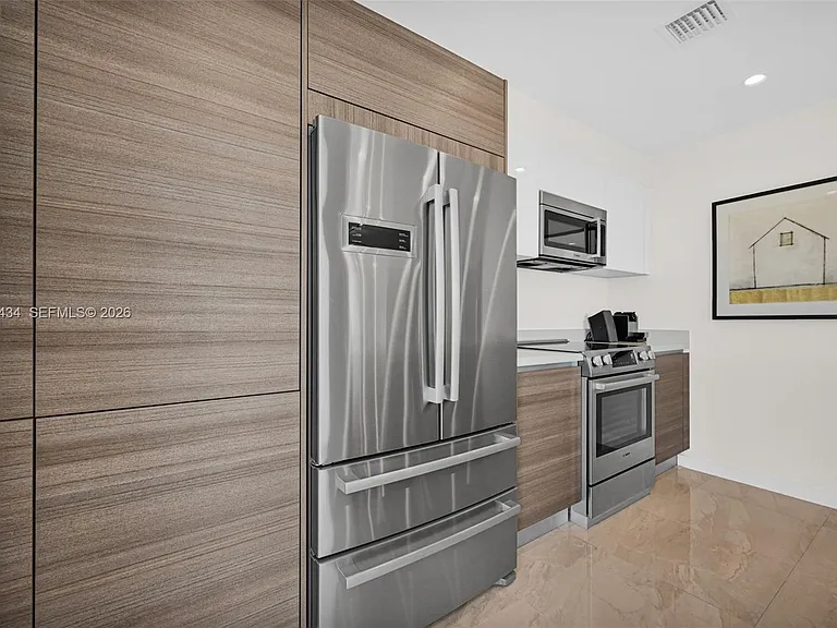1900 SE 2nd St #301 — Photo 11