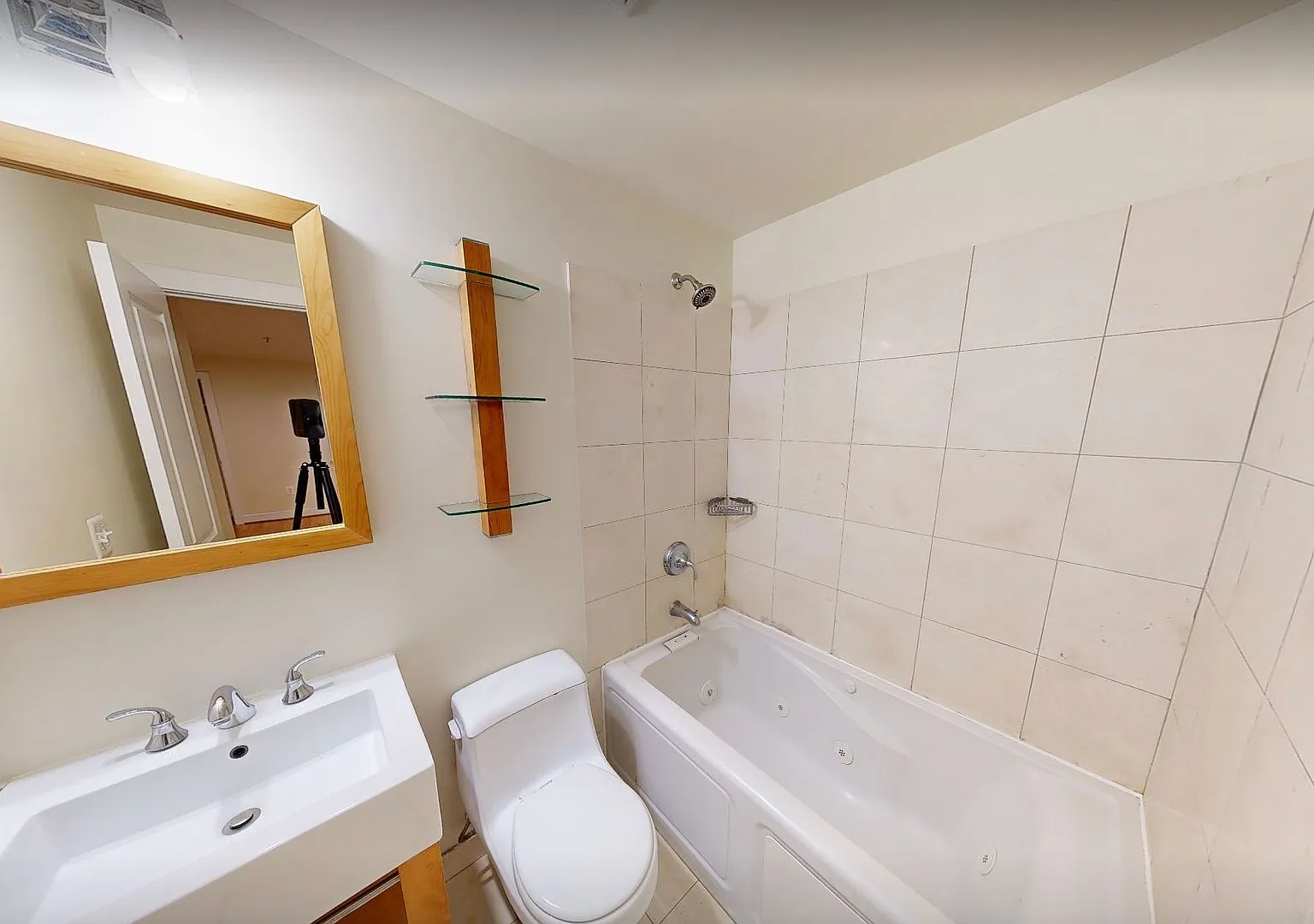 Updated 2 + 2 Condo In Columbia Heights — Photo 4