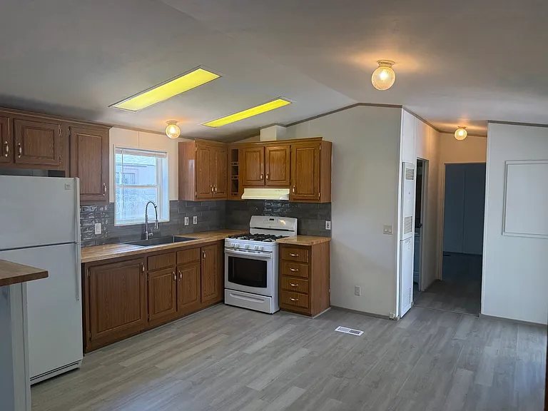 930 Elm Dr — Photo 4
