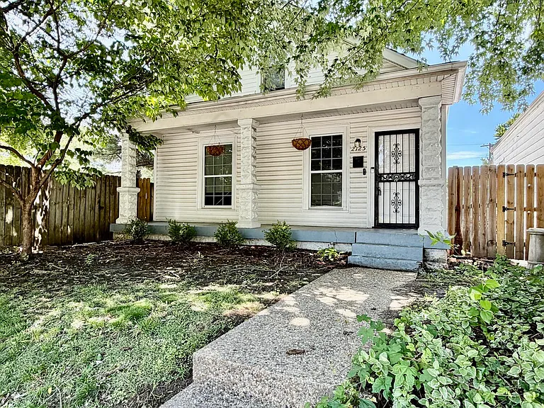 2125 Crittenden Dr — Photo 2