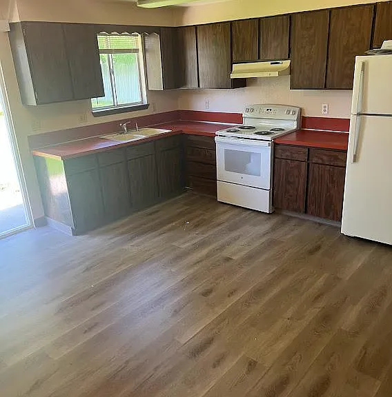 2608 E Denver Ave — Photo 3