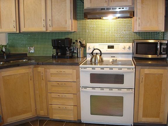 Kitchen - double oven glass backsplash