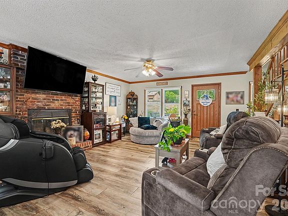 4th image of 1446 32nd Street Ct NE