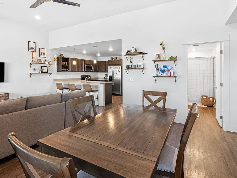 Creekside Apartments — Photo 43