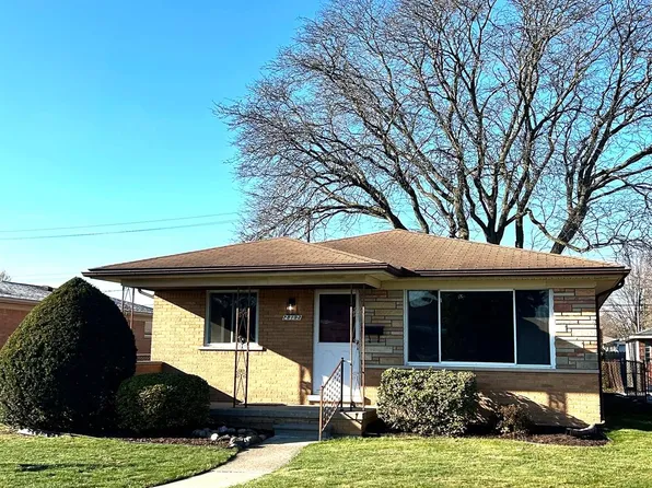 28193 Palm Beach Dr, Warren, MI 48093